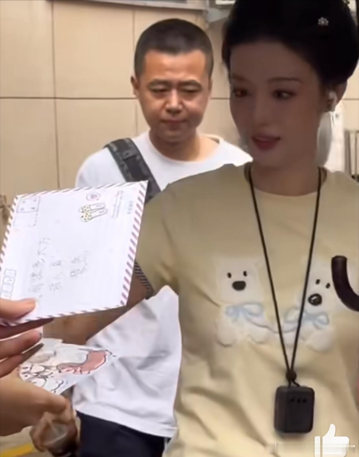 《浮生》剧组吸烟问题这么严重吗？王楚然上下班都带着二手烟净化器，感觉也是被二手烟