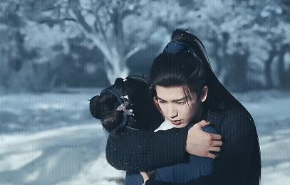 谢征一把将长玉拽进怀里时，我听见整个评论区都在倒吸冷气。
前三十秒还在跟别人谈笑