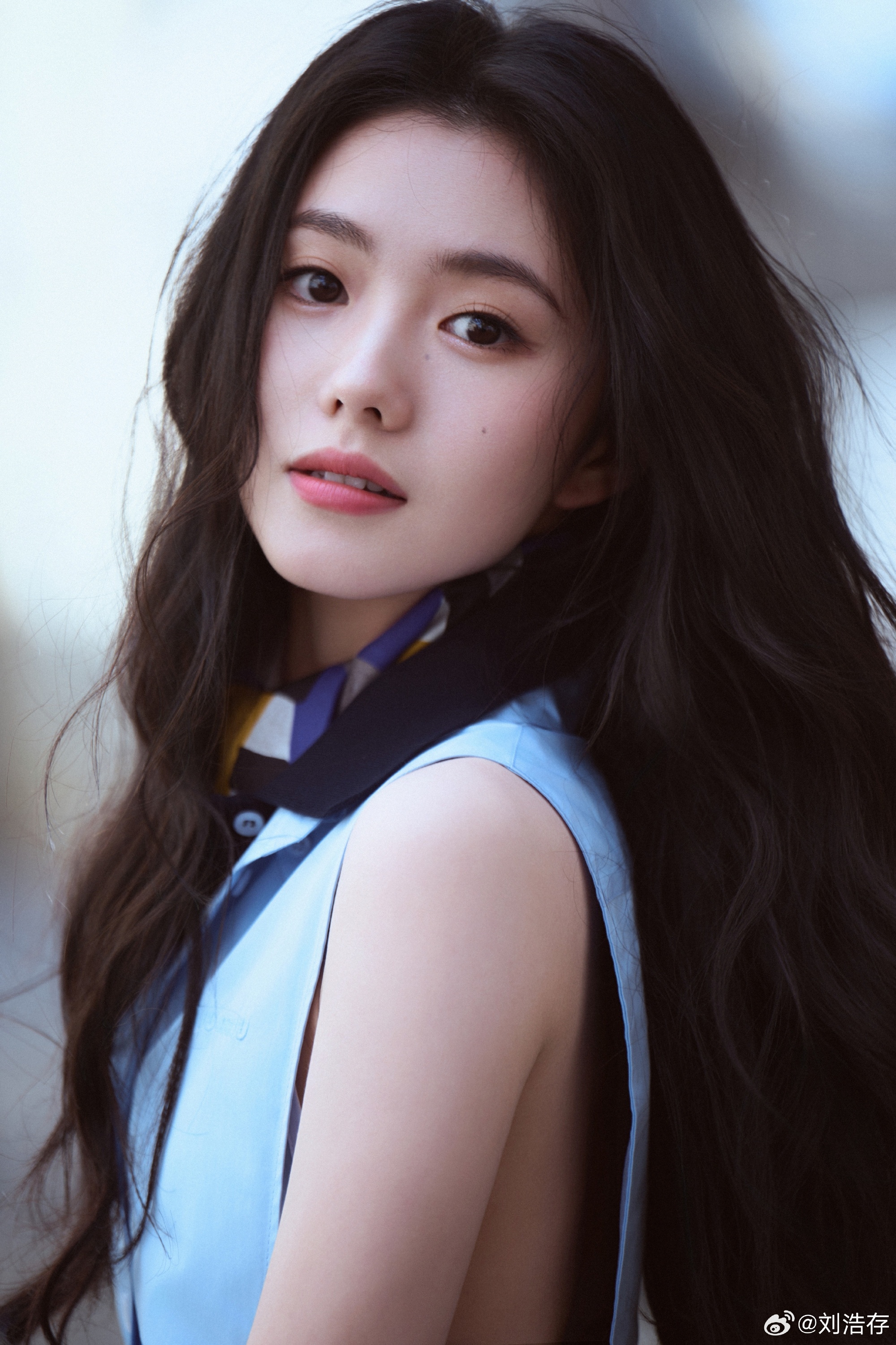 刘浩存巴黎街头走两步就出片了刘浩存大花气场 塞纳河畔的风都是自由的，慵懒卷发被轻