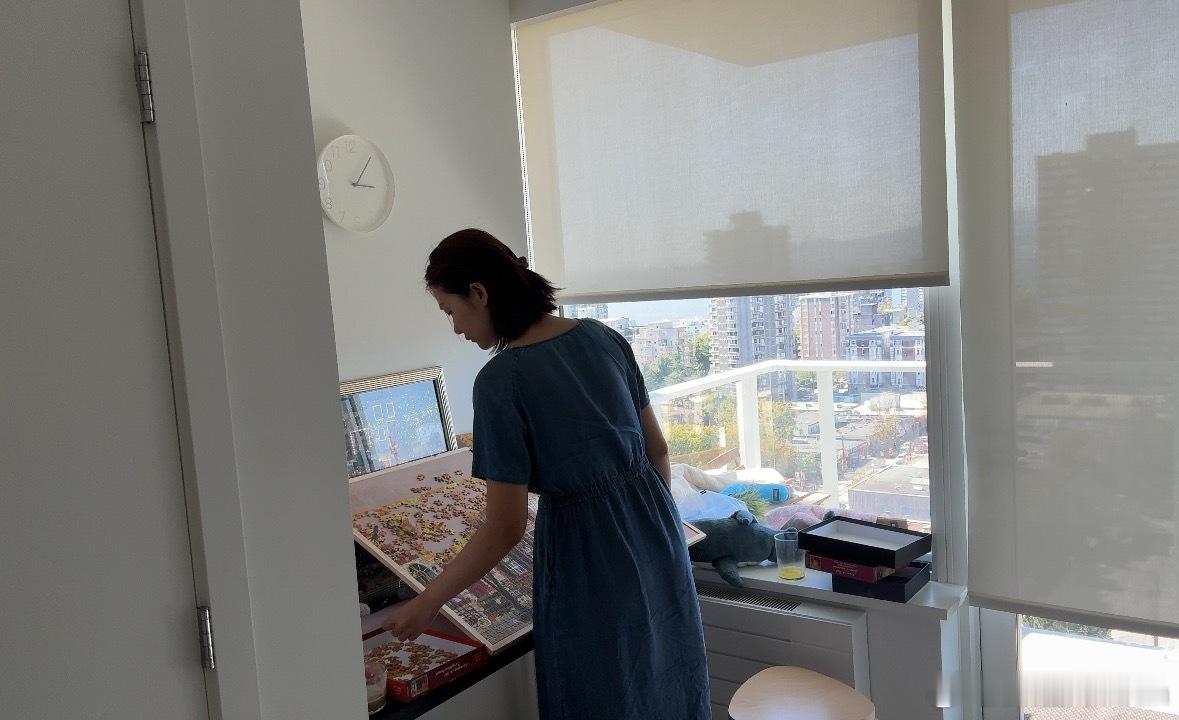 哦对了这两天好几个人问拼拼图腰疼脖子疼咋办。我的解决办法是买个拼图板然后站着拼。