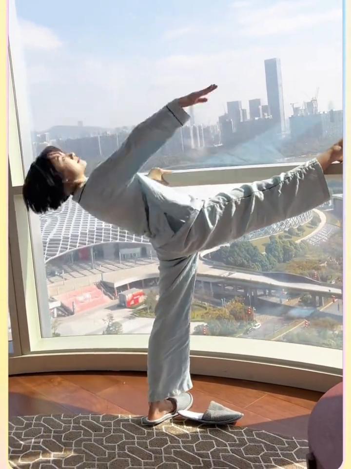 舞蹈演员的软度。
这柔软度，持续下腰，保持不动，转换姿势，继续直立压腿。