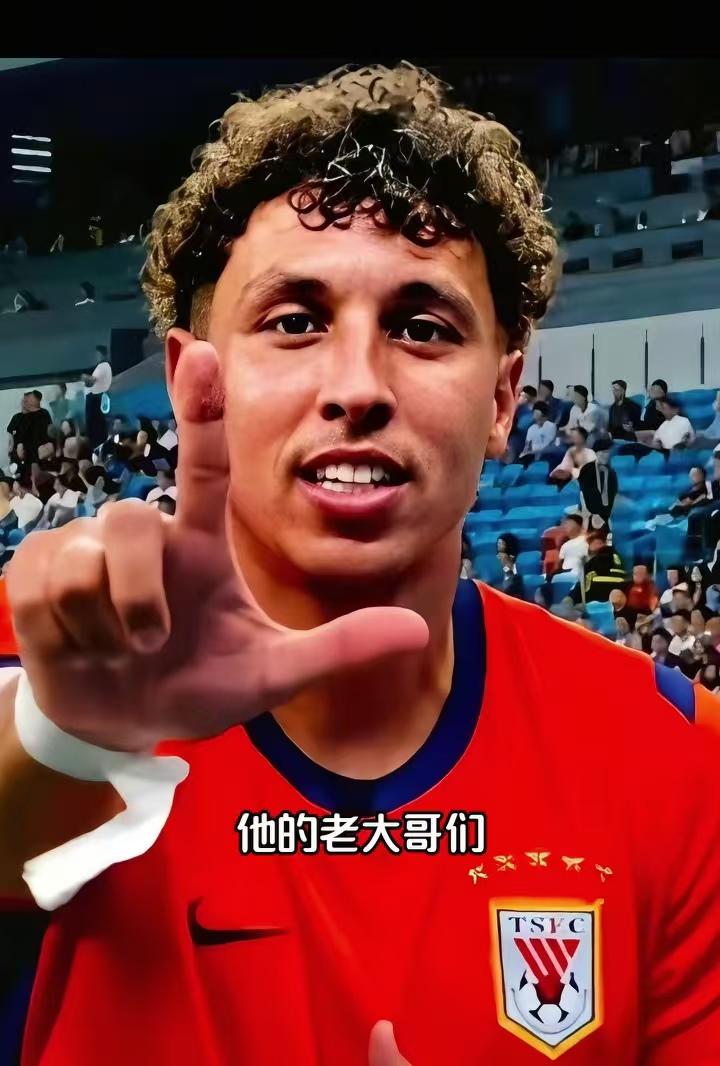 克雷桑能否归化国足？
最近网上探讨的一个高热度话题，就是能不能把克雷桑和费利佩归