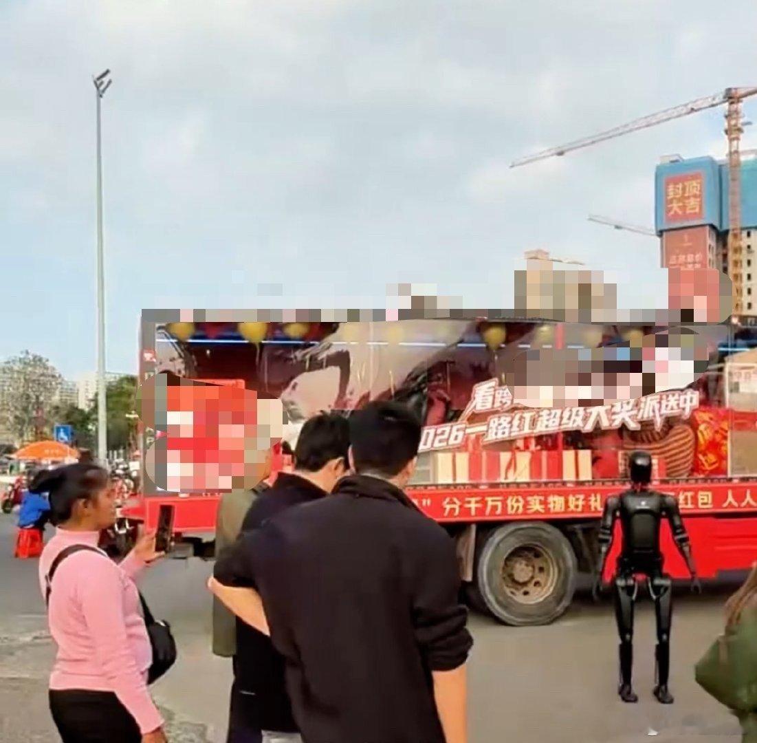 7米卡车拉一车奖品惊现海南街头湖南卫视跨年超级大奖清单曝光7米大奖卡车空降海南！