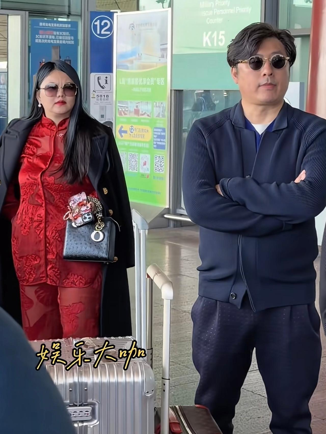 李湘这次是真没藏住！

前几天伦敦逛街生图一出来，

她站在那儿完全没了腰身，黑