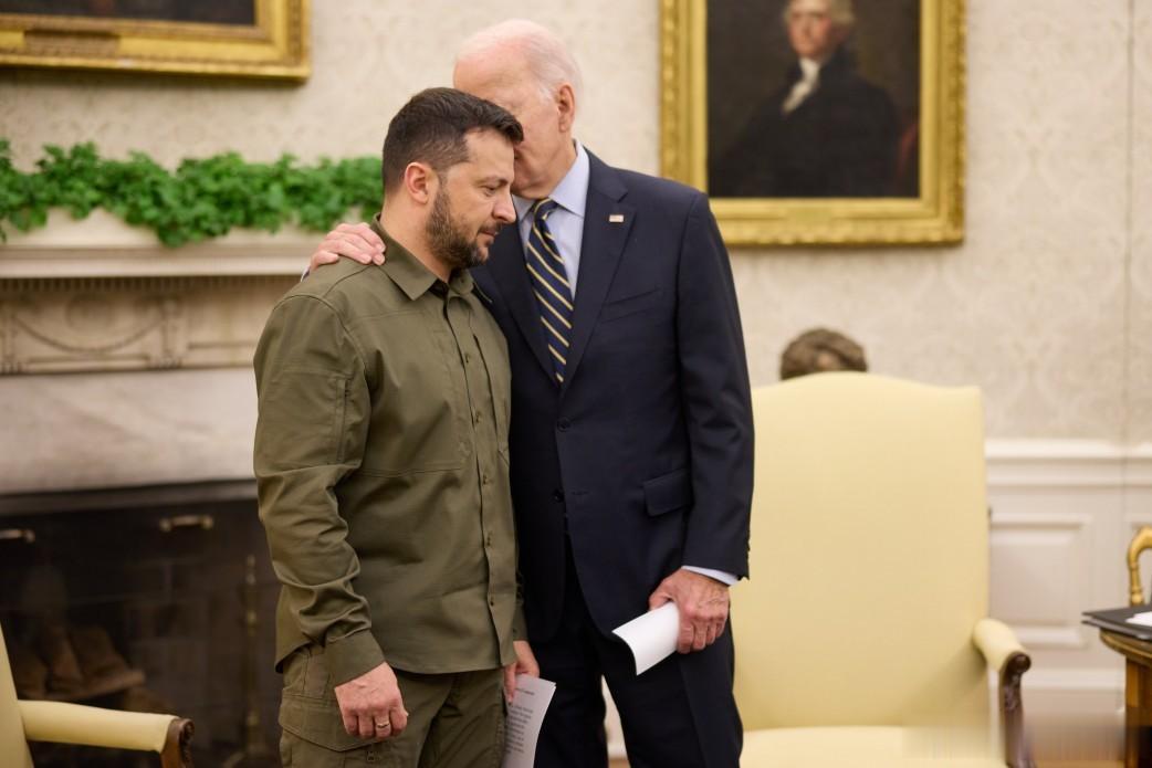 拜登偷偷对泽连斯基说：虽然很多人因为担心加剧与俄罗斯的冲突而反对提供ATACMS