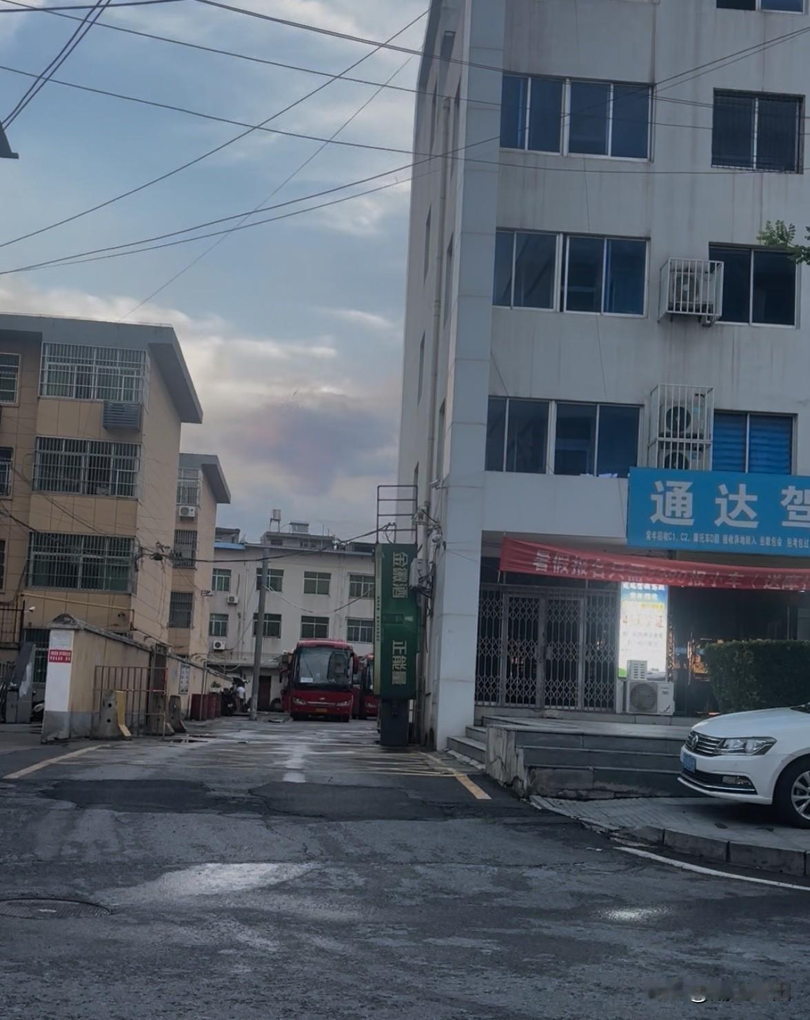 蓝田红高速到西安东站班车今天开通运营了，西安东站B1层，地铁D出口，长途汽车站。