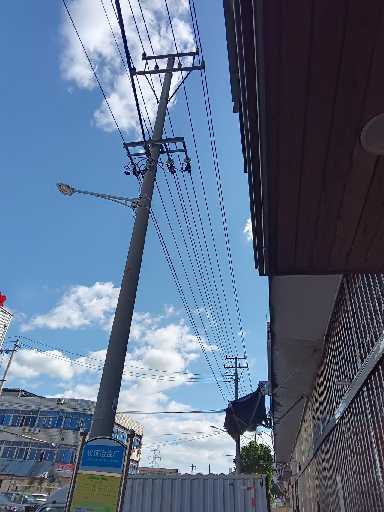 晒图笔记大赛 今日出门，抬眼便见天空中蓝天白云交相辉映，美轮美奂。我急忙掏出手机