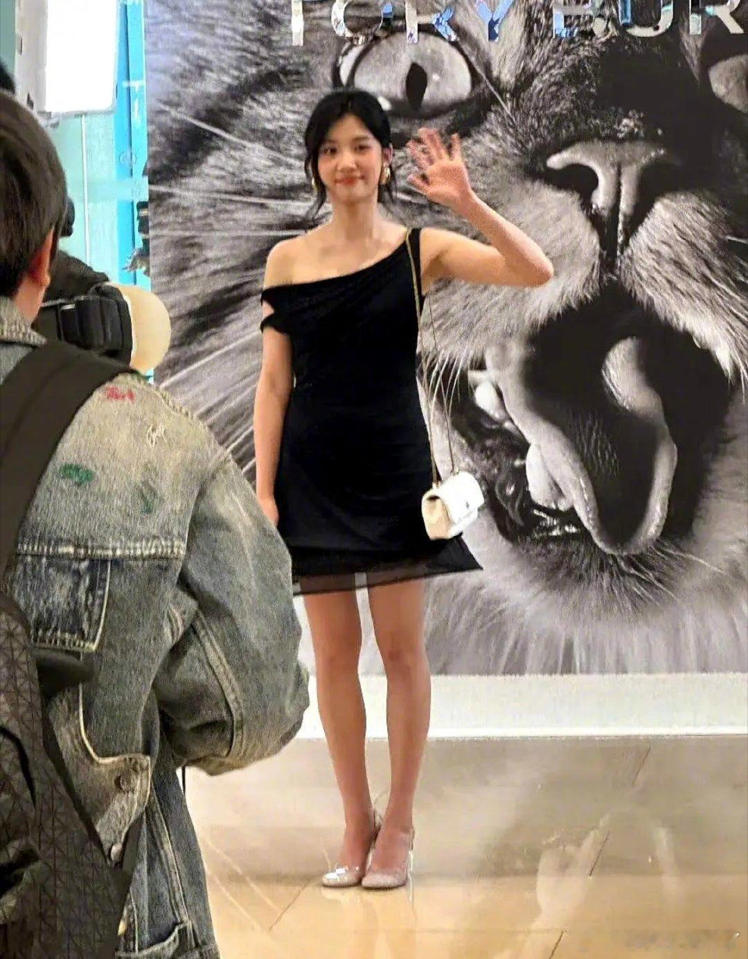 卢昱晓今天生图 好像中村一叶 ​​​