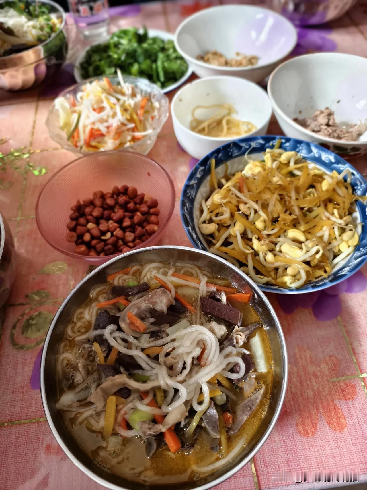 冬日生活打卡季 小雪过后，山西偏关的养羊🐏人开始宰羊，准备猫冬食物，一般情况院