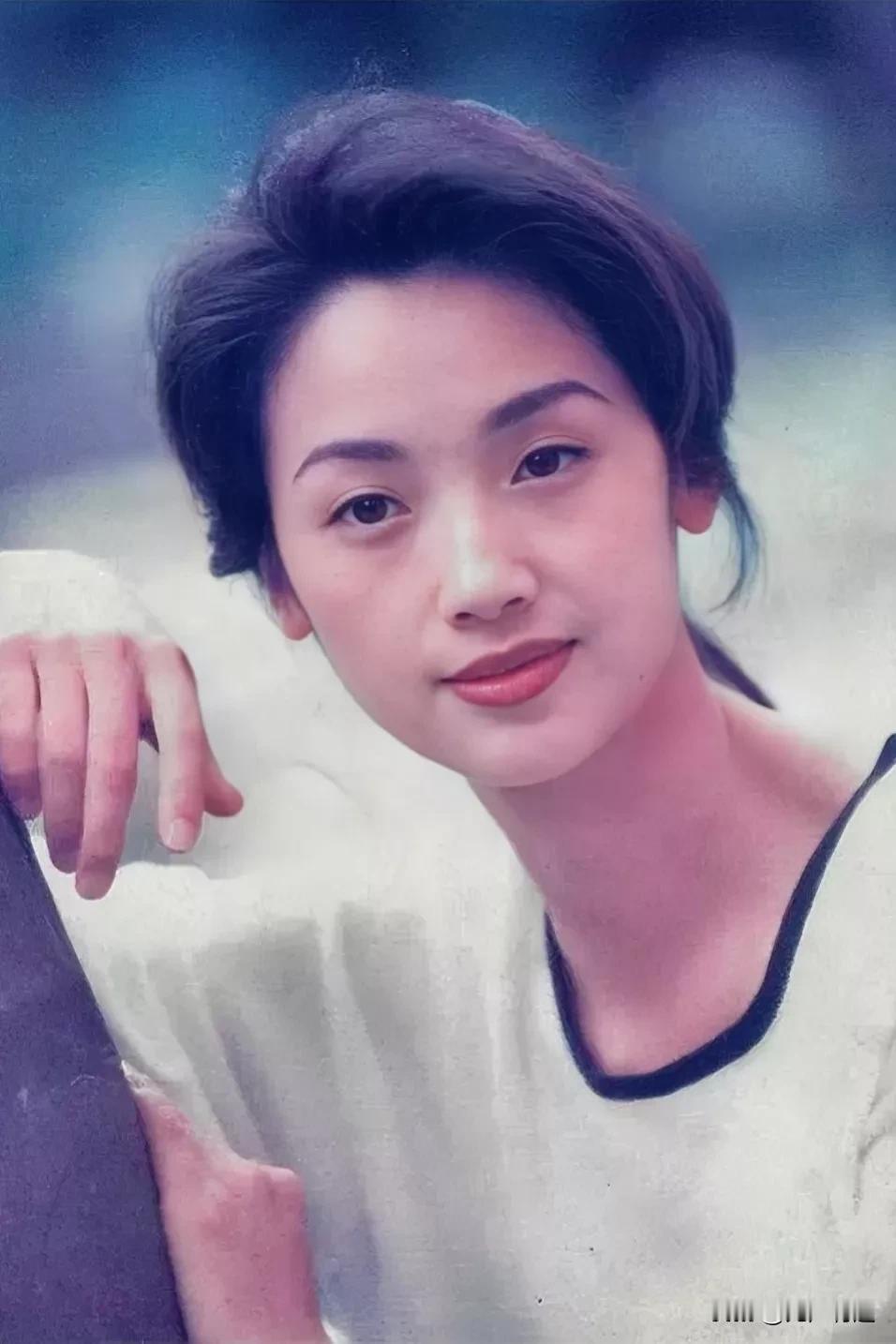 神女吴倩莲！
说吴倩莲是神女，并不是夸她漂亮。其实吴倩莲和漂亮没什么关系，单看她