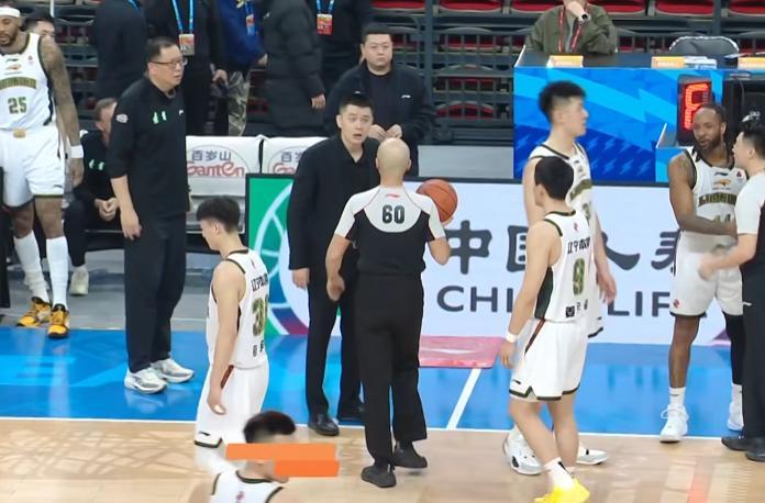 杨鸣指导被罚出去了。。。。。。他跟裁判说啥了呀，怎么连续两个t啊。北京男篮vs辽