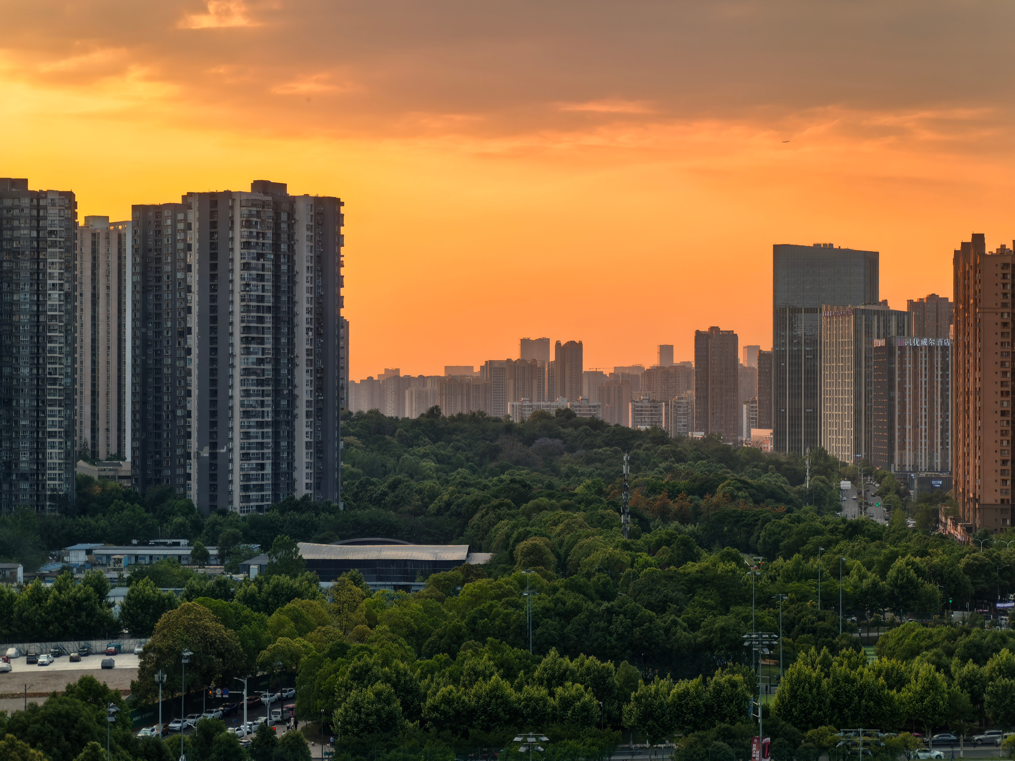 成都五一天气是真好，很久没看到这么美的晚霞了 雪山下的公园城市 成都·成都蓉城足
