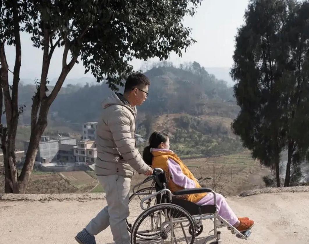 陕西一男子爱上了女网友，千里迢迢去表白，没想到，女孩是双腿残疾，靠捡废品维持生活