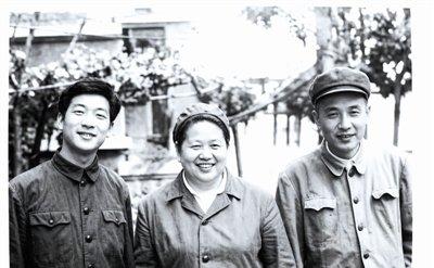 1938年春，安徽歙县岩寺镇外的徽宁古道上，22岁的程振翠挎着药箱快步赶路。她明