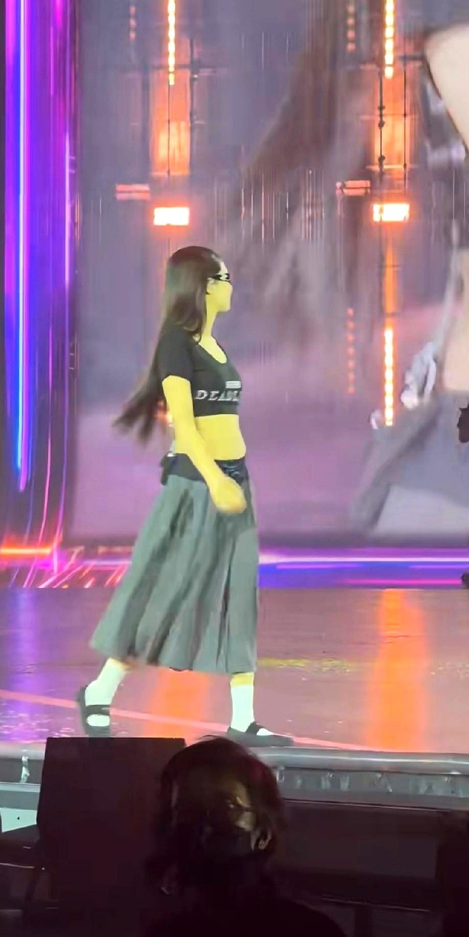 Jennie这身露脐装配低腰长裙太潮了！
 

她就是把那种慵懒又高级的感觉穿在