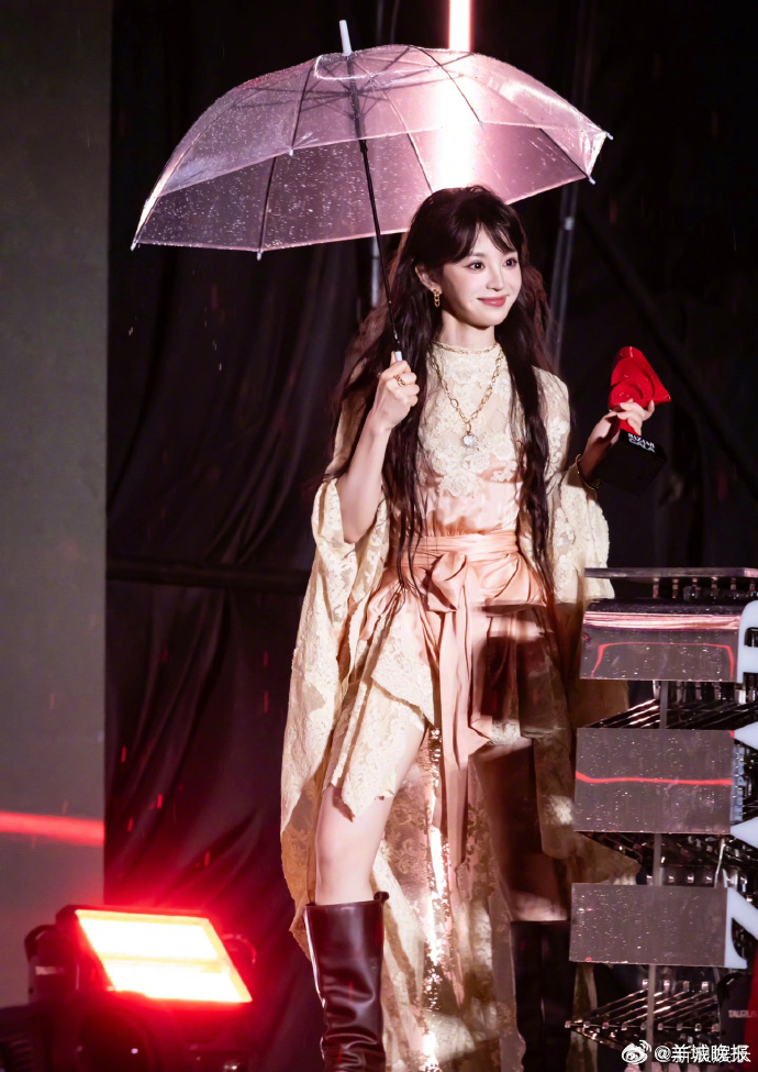 【女星氛围感撑伞照，你想和谁漫步雨中？】细雨朦胧，伞下轻倚，一颦一笑皆是温柔诗意