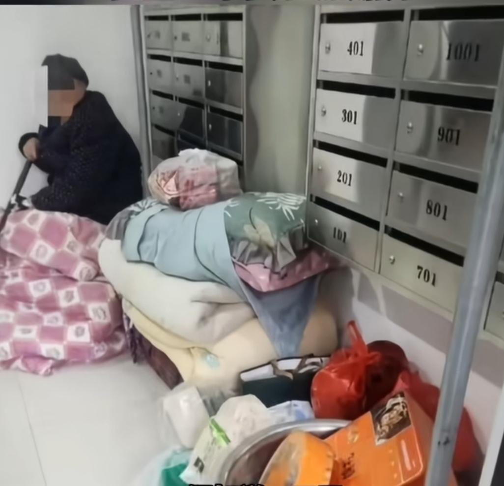 老人三儿两女，被放在楼道上生活，社区的工作人员说，可能是轮流赡养过来碰到人没有在