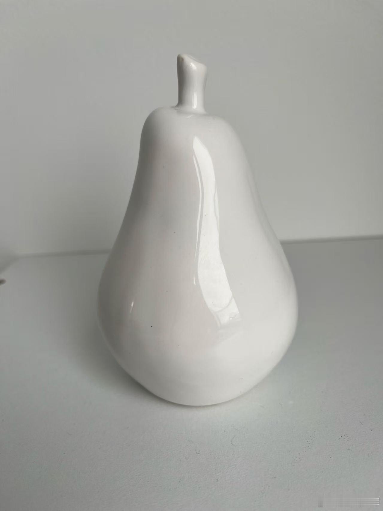 每周鉴赏收藏精品之定窑白釉仿生梨        定窑白釉瓷器釉面光亮，是唐宋期间