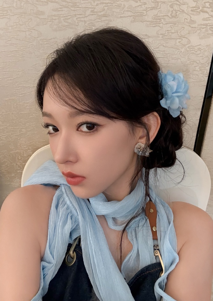 程潇素颜皮肤状态程潇素颜真的太能打了，皮肤冷白透亮又细腻干净，怼脸生图都完全扛得