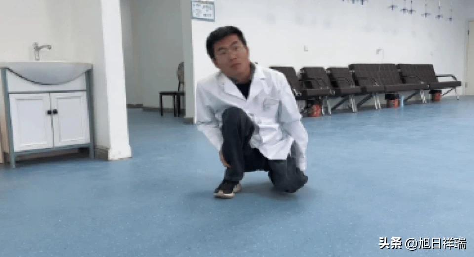 又心酸又佩服！河南小伙7个月患小儿麻痹9岁被拐，乞讨7年蹲行逆袭成医生，他坦言：