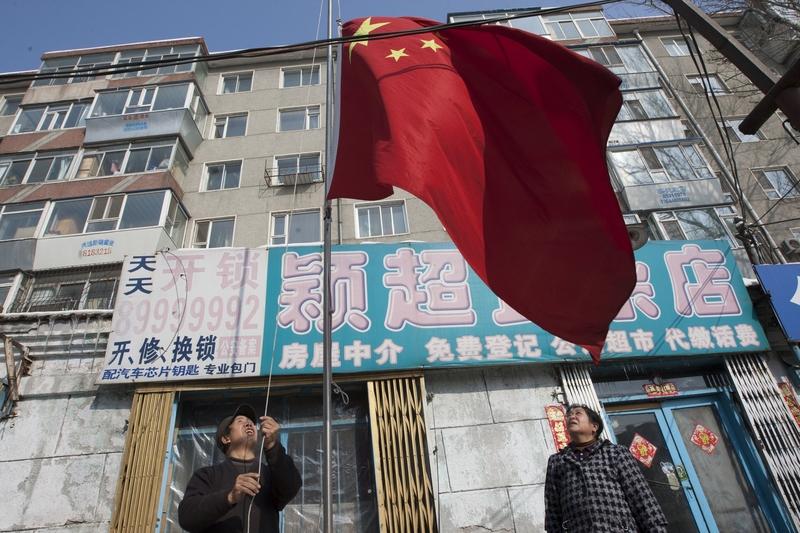 国庆前夕，中国各大城市纷纷挂起五星红旗，这一景象不仅是爱国情感的体现，更是国家繁