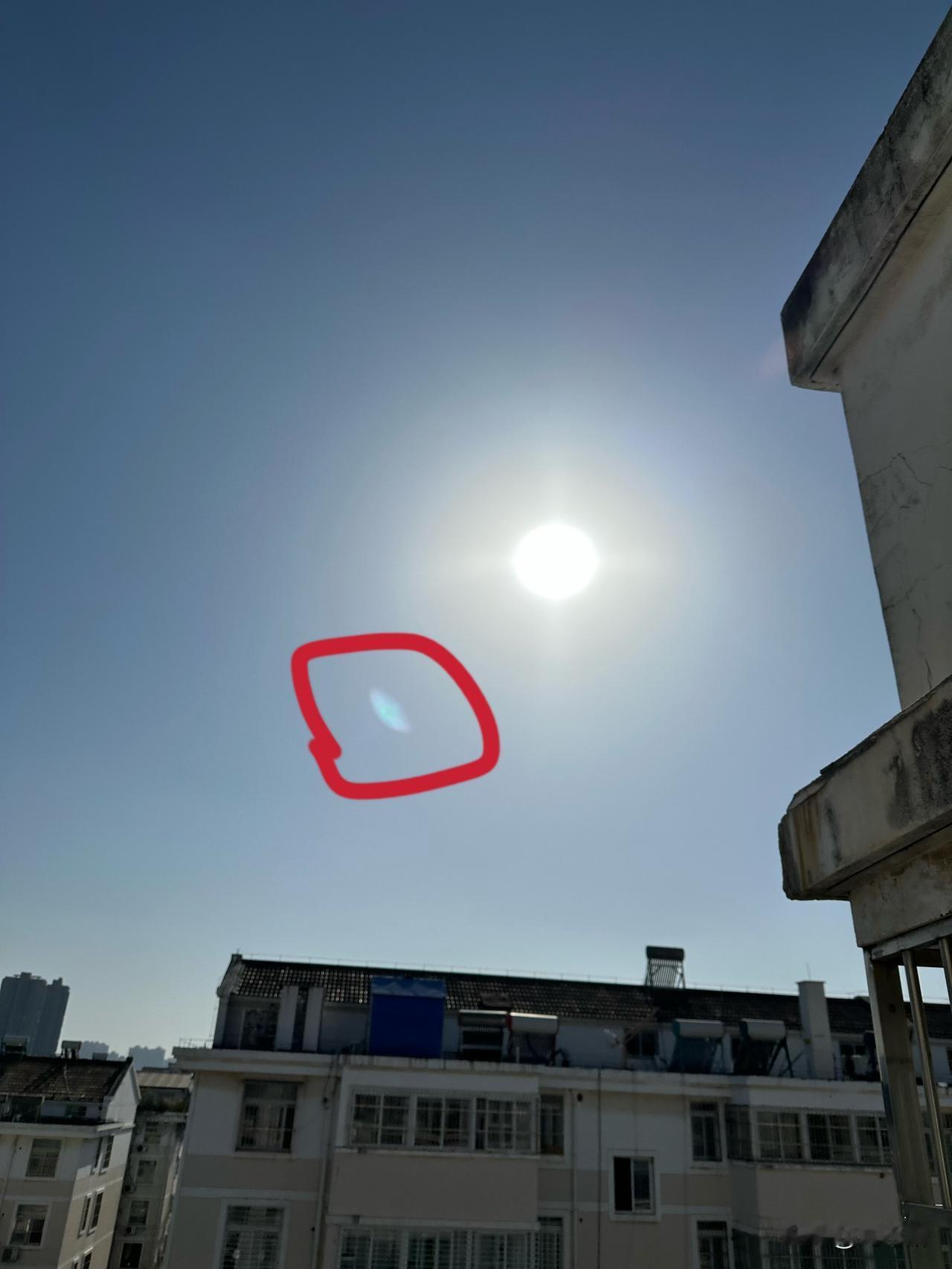 随手一拍，在太阳旁边拍到一个奇怪的东西，这个是什么啊？