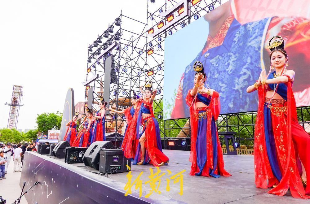 “簪花”入宋街，旗袍摇民国 融创乐园开启“双时空”穿越之旅！“五一”假期，济南融