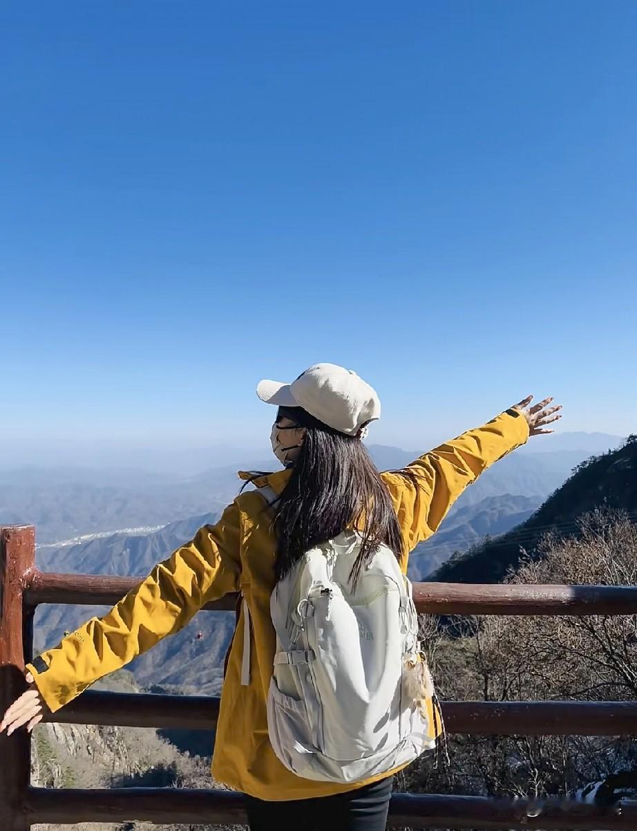 大家出门户外爬山穿什么颜色的冲锋衣呢？要拍照很出片的那种？
我选择了黄颜色的，在