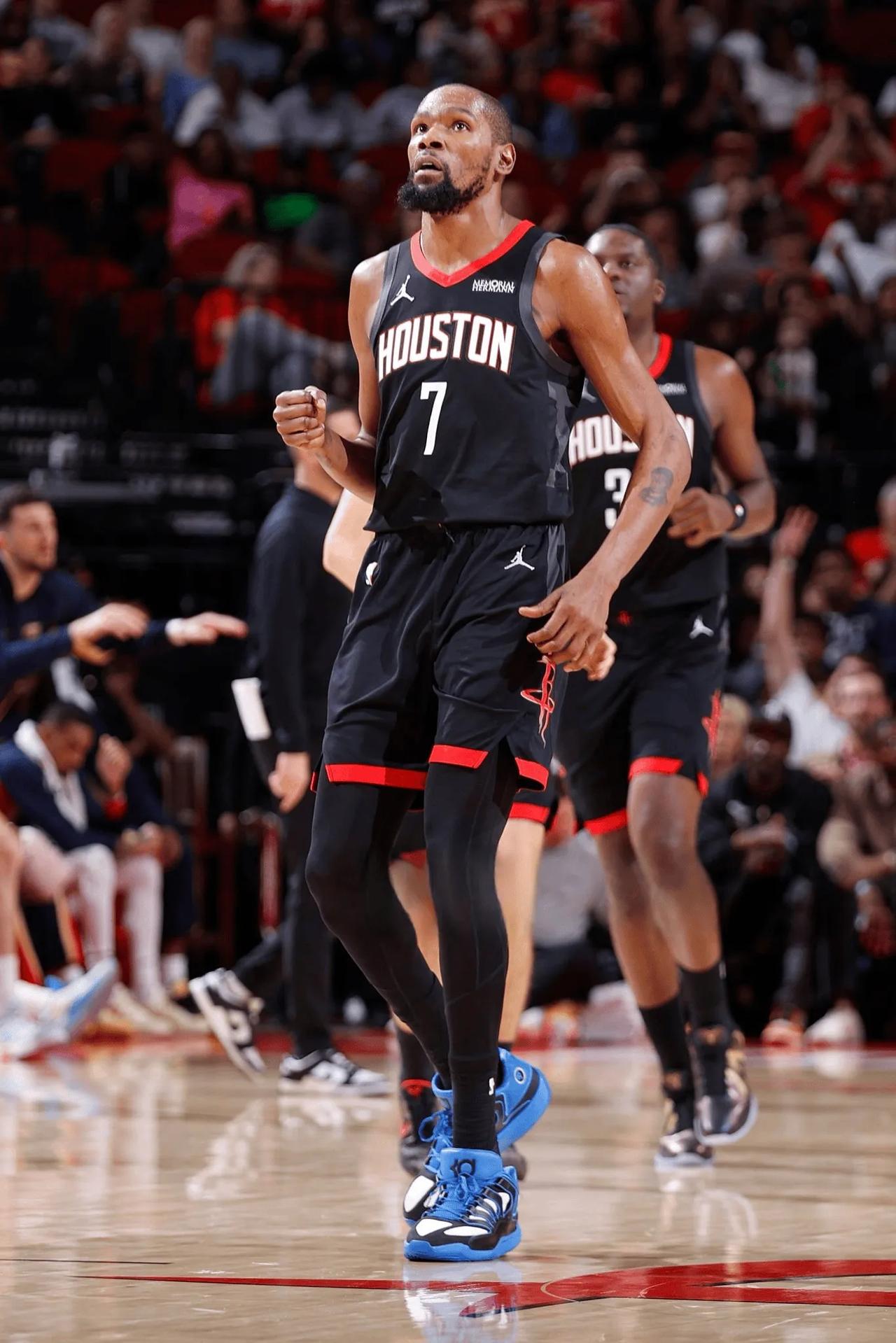 今天杜兰特又打了40分钟！
看来乌度卡这是要将“啃老”进行到底了。
杜兰特依旧稳