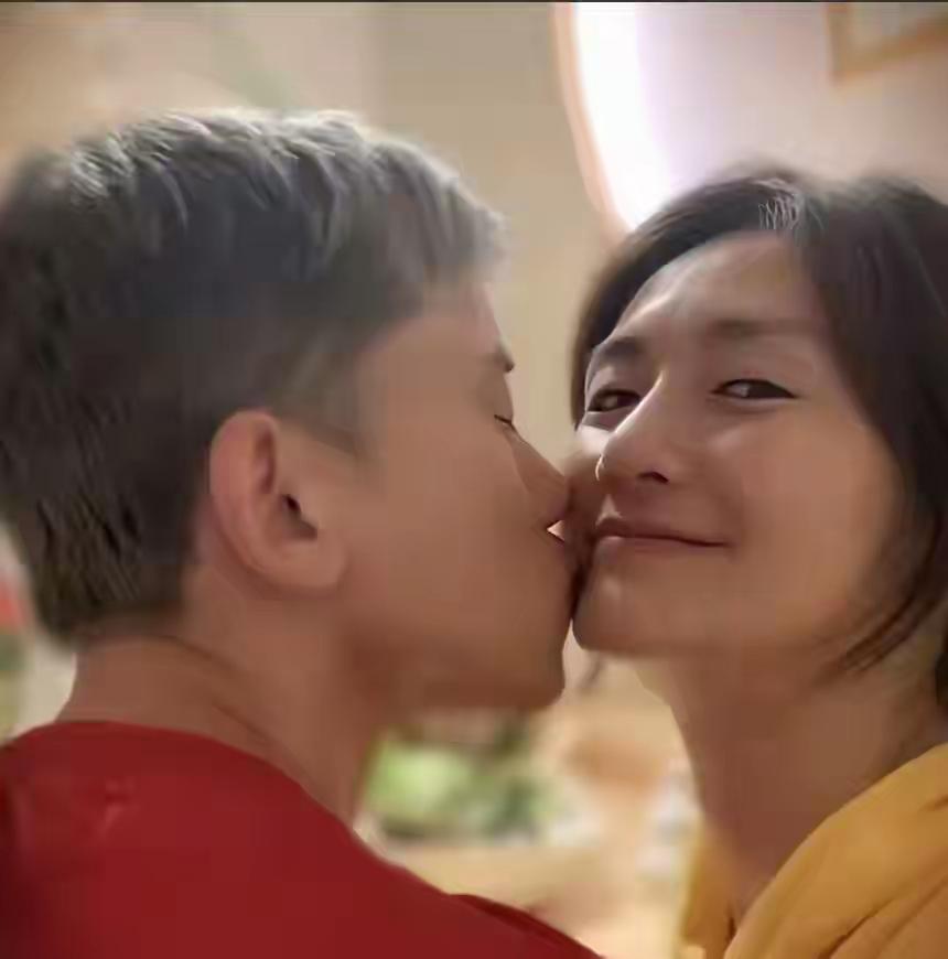 现在全网最悔不当初的，
恐怕就是谢娜了。
本想霸气护夫、为爱人讨公道，以为能收获