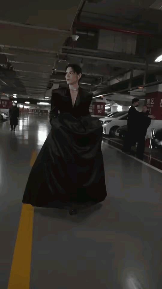 向佐近来的穿搭愈发让人捉摸不透了，难不成他真被迫签了什么神秘协议，竟和陈志朋一样