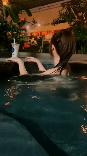 原来游泳池里出来的女人，没有几个人是看脸蛋的，脸蛋从来都不是第一位。