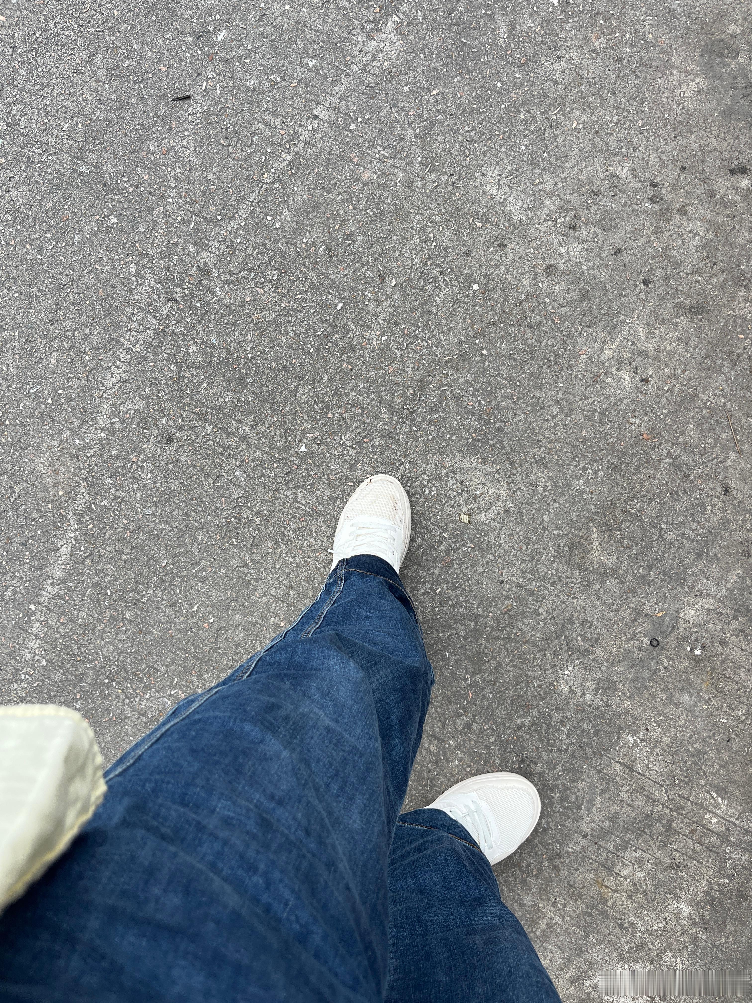 摔了一跤，还好没事。车进水了，喇叭叫个不停，然后车头也变重，转不过来，要换个轴承