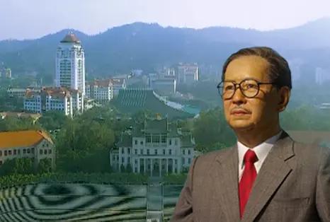 陈嘉庚是怎样爱祖国的
 
毛主席评价陈嘉庚：华侨旗帜，民族光辉。这位南洋橡胶大王