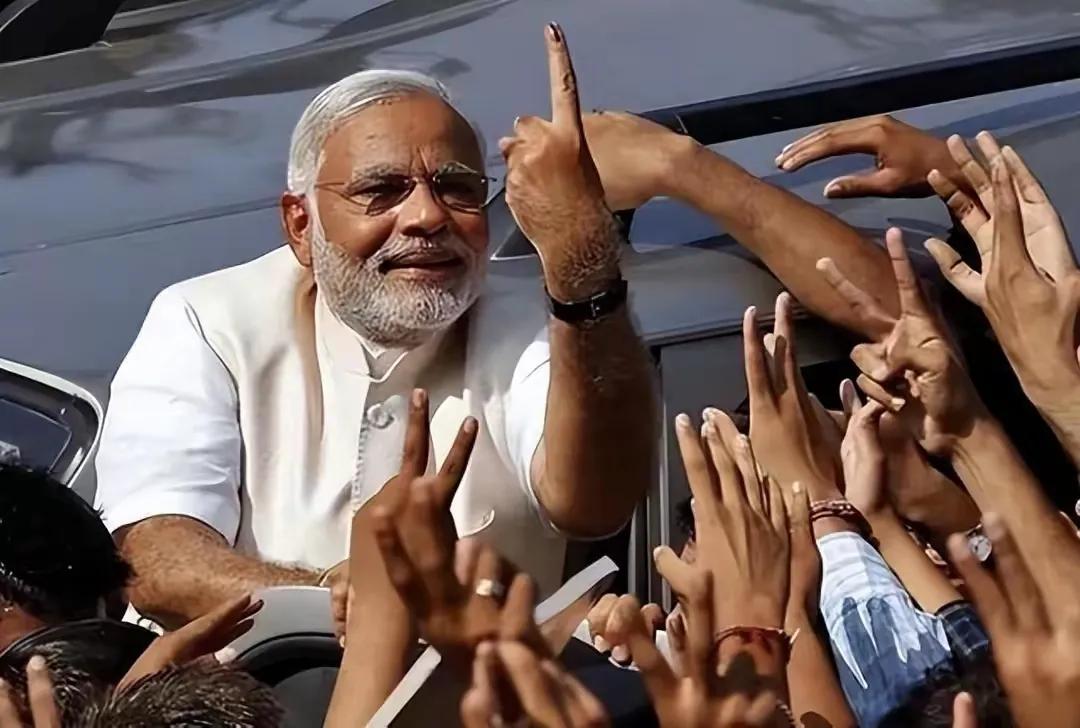 阿三哥这个动作的意思是①我的中指用途多（排💩，扣🦷，扣鼻子，挠痒痒，用手指赶