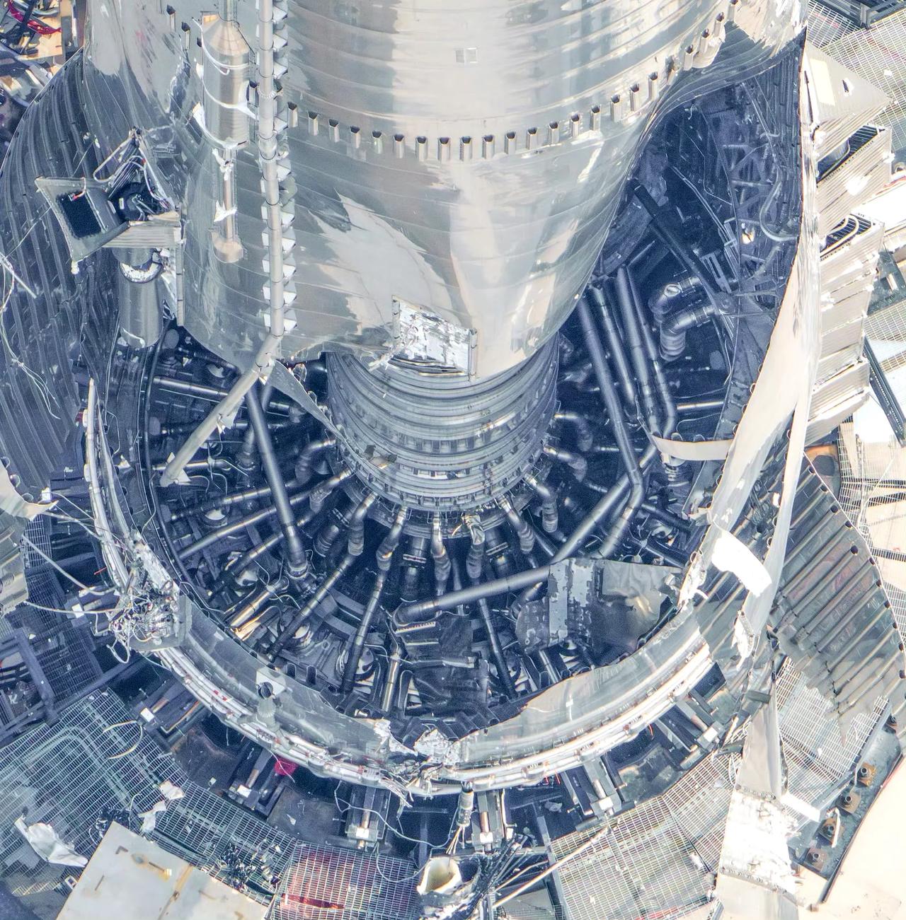 从被炸伤的星舰V3超重助推器破口处看V3火箭内部构造，还是很震撼的，各种管道纵横