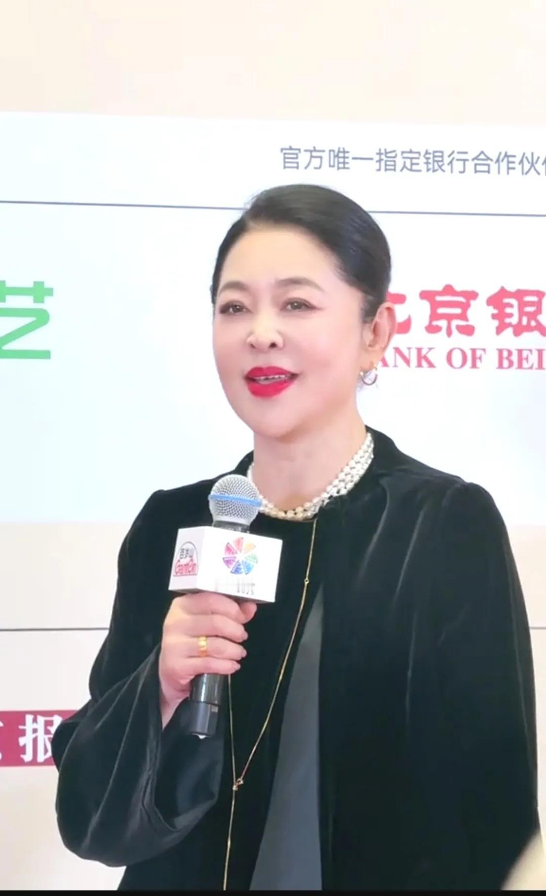 倪萍皮肤白皙光滑，66岁的她又焕发了第二春。

作为前央视主持人的倪萍，端庄、贤