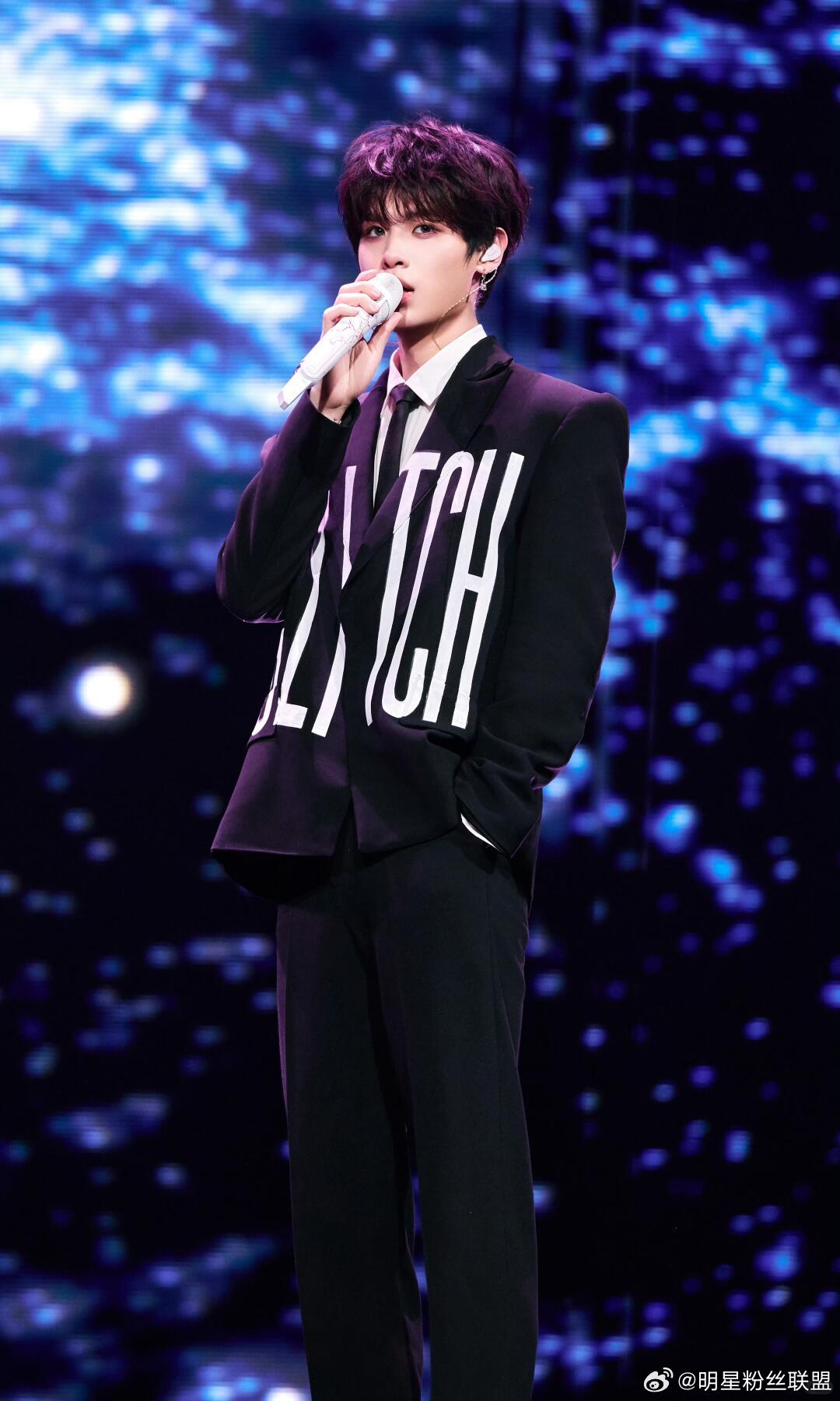 黄明昊的罗伯特也参加站姐团建了黄明昊解锁了赛博站姐 扫楼刚结束就产出新鲜生图，罗