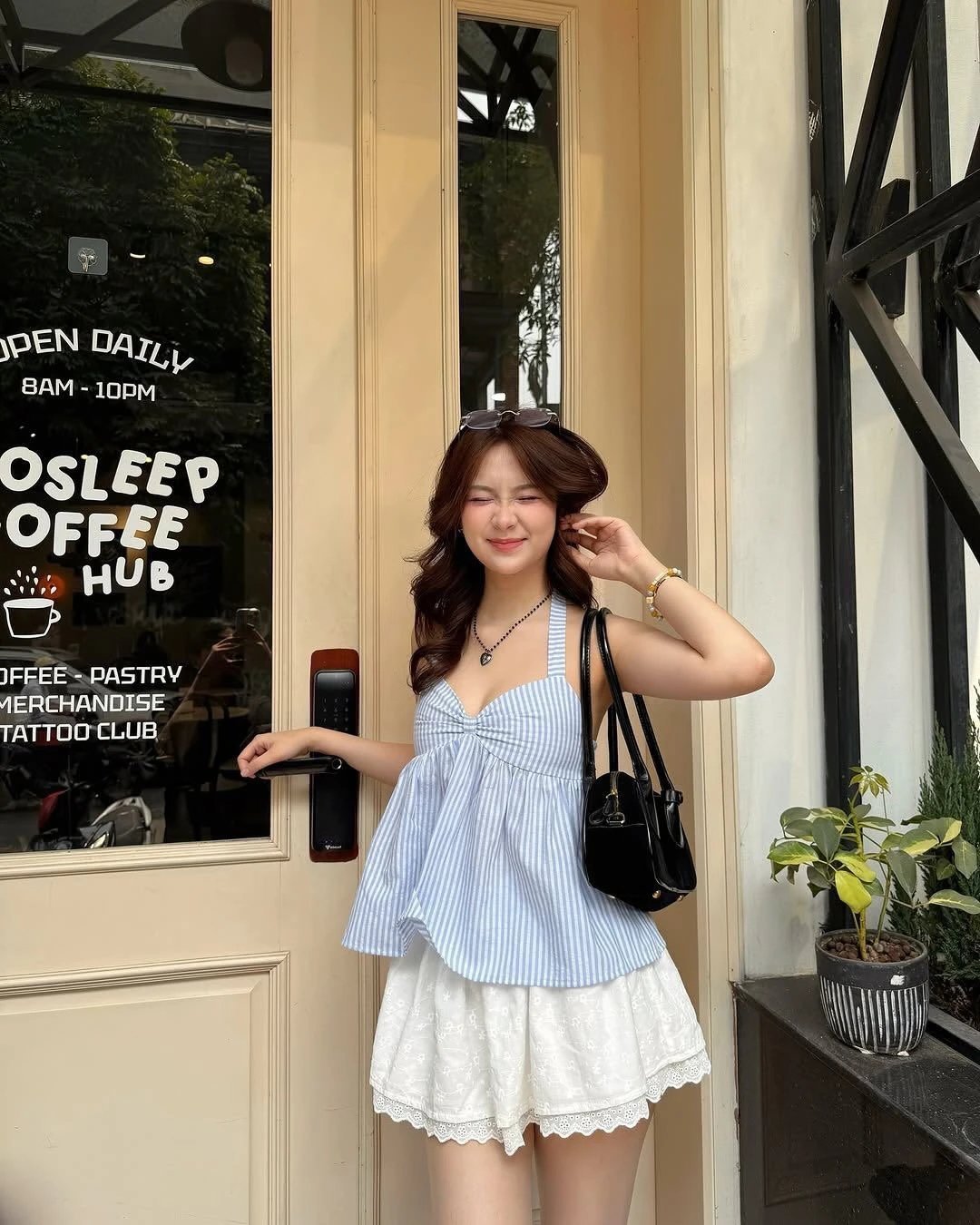 36℃的夏日街头，潮人穿搭就是最高效的降温滤镜——辣妹剪裁拿捏纯欲，多巴胺色系炸