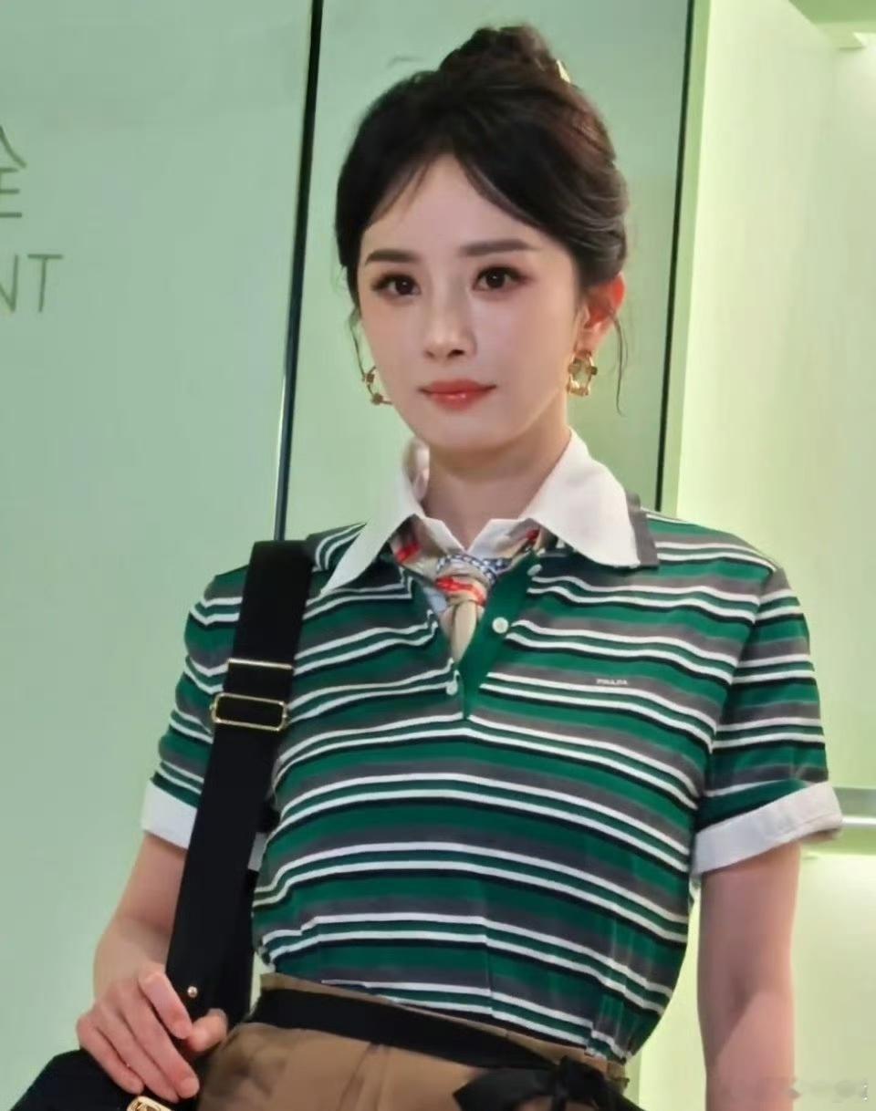 Prada深圳湾万象城双层精品店开幕，杨幂作为品牌全球代言人，现场更换两套造型：