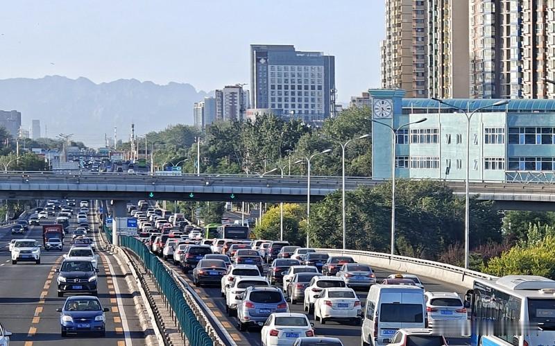 既然大家在春节假期出行的意愿如此强烈，为何不多放些假呢？这样既能促进消费，刺激经