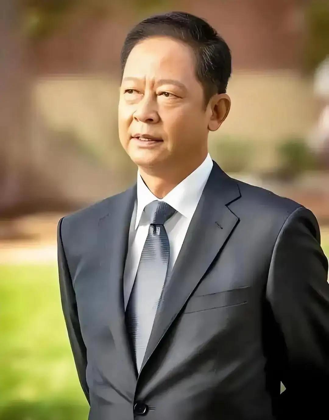 王志文说得很经典：
“别人敢欺负你，
说白了，就一个原因：
你，不够狠。”
“别