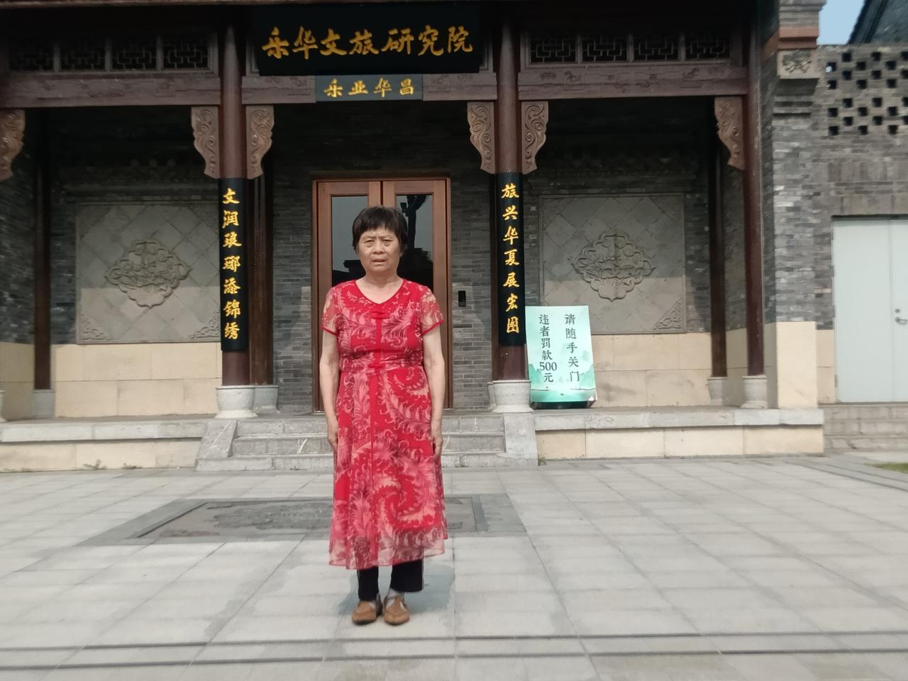 雪询梅花，梅去询柳
藏头诗
文/李兴伟
雪询梅花梅询柳，
询往询来雪冷首。
梅花