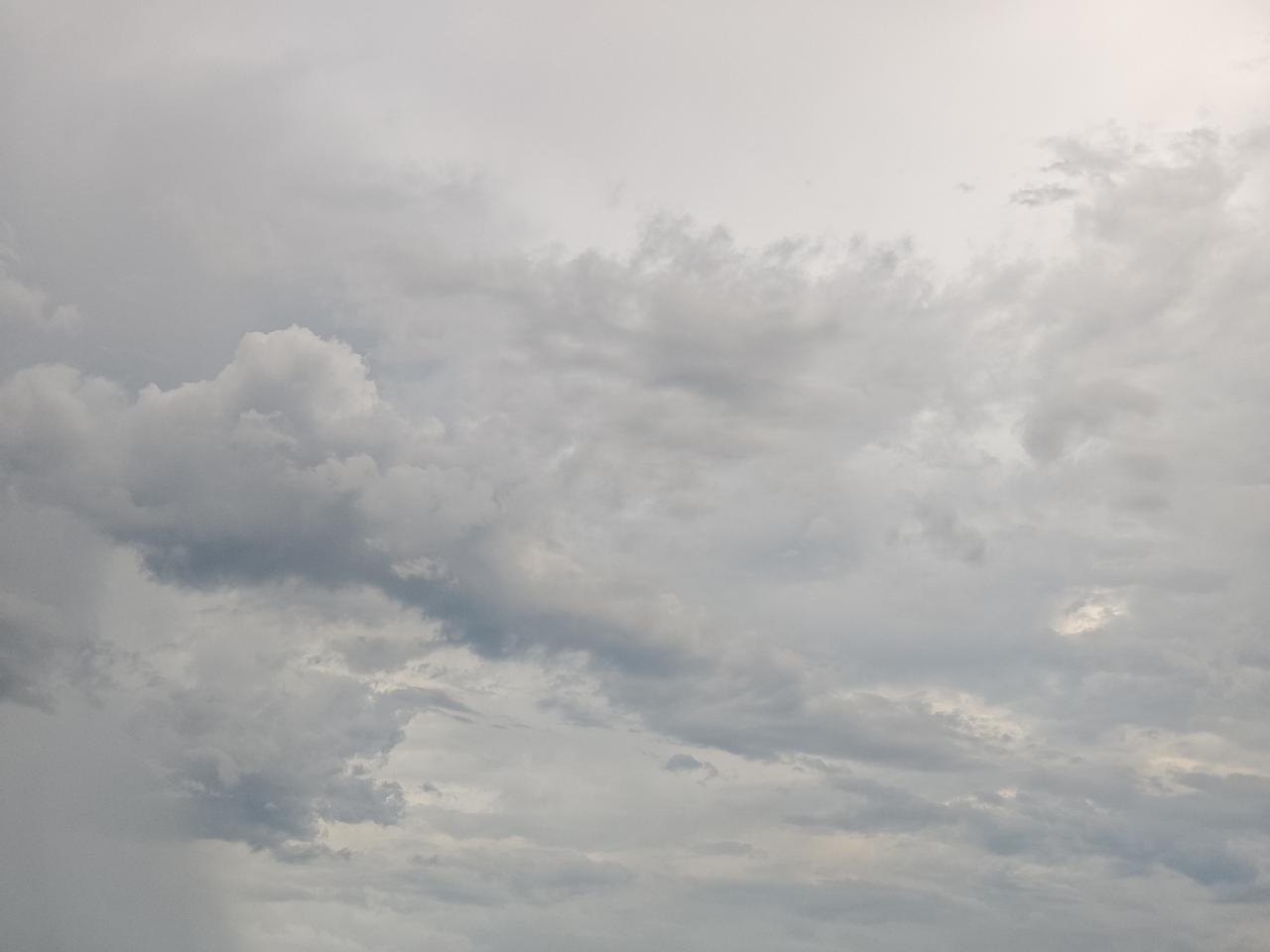 梅雨季的云,会是什么样?梅雨季最大的特色不是梅雨，而是闷。哪怕是梅雨，下雨后的天