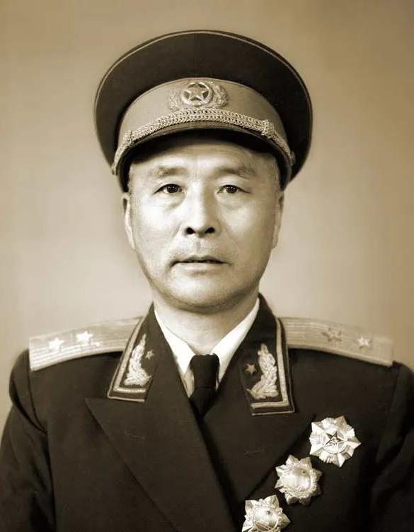 1955年大授衔，有这样一个细节。军委本来要给梁从学授少将，可是他的老战友们不愿