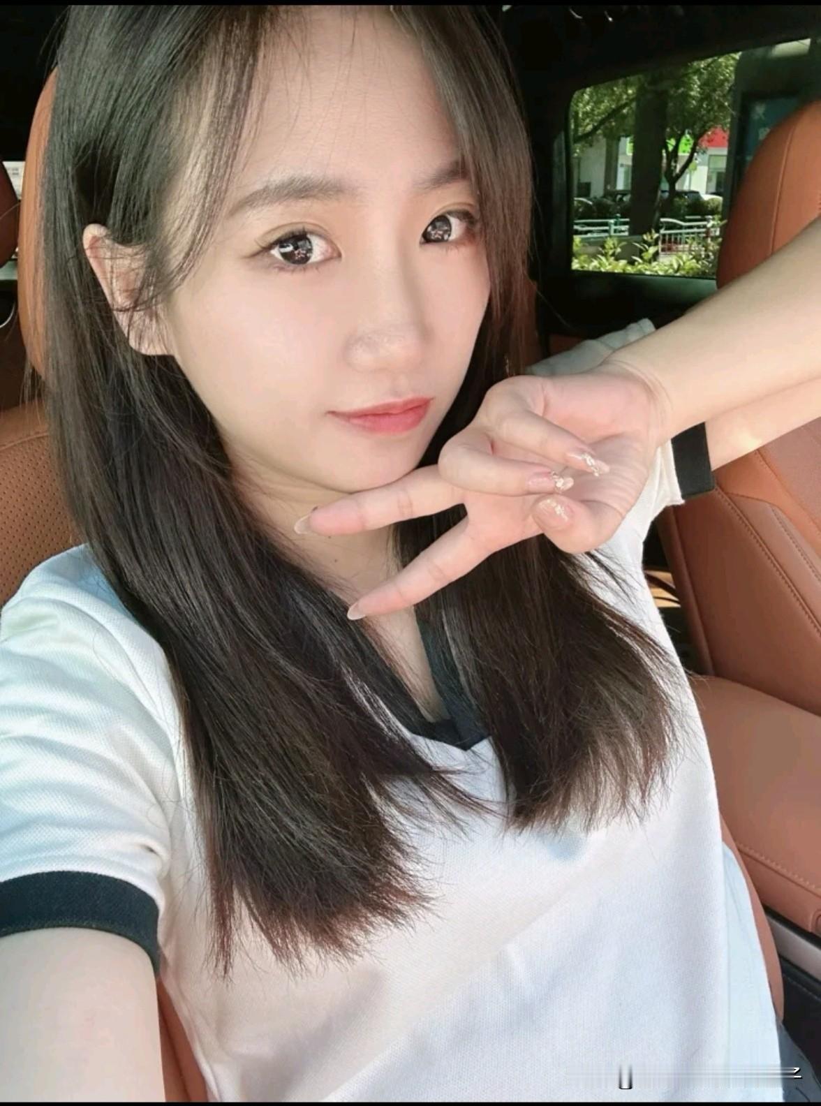 早哦，阳光明媚的一天开始啦！可别再留恋错过的东西，眼前值得留恋的人和事才更该用心