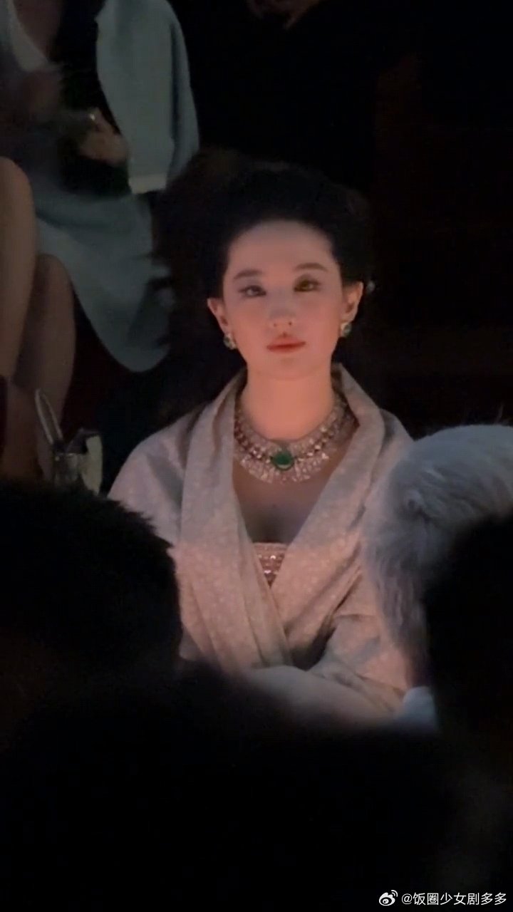 刘亦菲整理围巾露出珠宝刘亦菲举手投足都是优雅截图展现不出刘亦菲百分之一的美！ ​