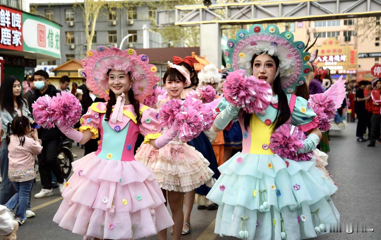 镜头里的宝藏山东淄博也太会整活了！步入八大局便民市场，街区巡游火热开场，身着齐文