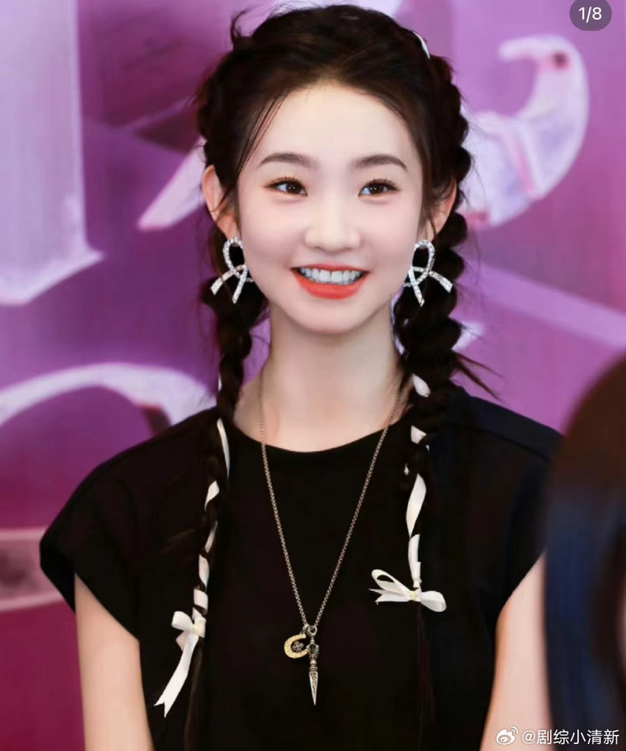 张艺凡从书中走了出来张艺凡要提前过六一了 张艺凡这组图，把童年和童话串在一起了。