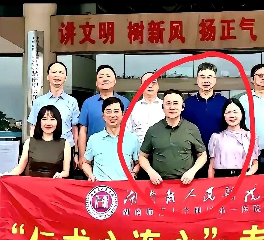 曾医生着一身紫衣。

下面这张照片，是曾医生和祖院长与同事一起拍的，感觉画面，特